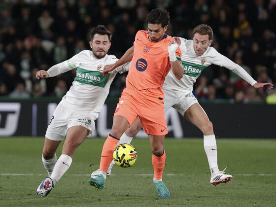 ELCHE (ALICANTE), 31/01/2026.- El delantero del FC Barcelona, Ferrán Torres, intenta controlar el balón ante los jugadores del Elche durante el encuentro correspondiente a la jornada 22 de la Liga EA Sports que disputan hoy sábado en el estadio Martínez Valero, en la localidad alicantina. EFE / Manuel Bruque.