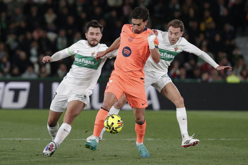 ELCHE (ALICANTE), 31/01/2026.- El delantero del FC Barcelona, Ferrán Torres, intenta controlar el balón ante los jugadores del Elche durante el encuentro correspondiente a la jornada 22 de la Liga EA Sports que disputan hoy sábado en el estadio Martínez Valero, en la localidad alicantina. EFE / Manuel Bruque.