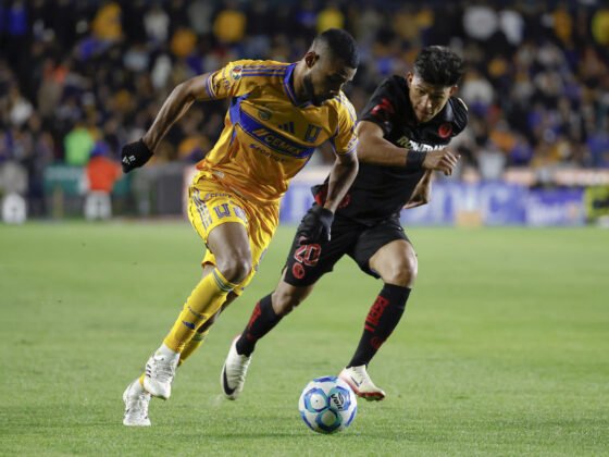 El extremo de Tigres Joaquim Pereira (i) avanza con el balón ante la marca del defensor de Toluca Jesús Gallardo (d) en partido de la tercera jornada del torneo Clausura mexicano jugado en el estadio Universitario de San Nicolás. EFE/ Antonio Ojeda