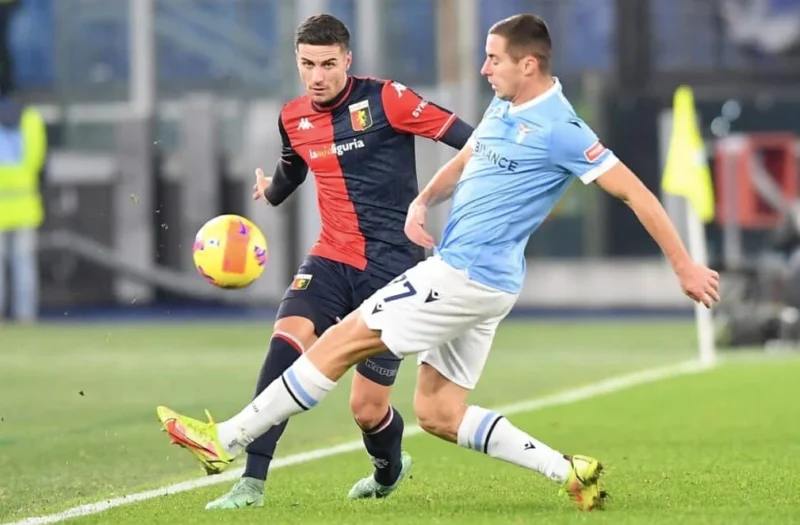 Johan Vásquez y la Genoa no pueden contra la Lazio en un 3-2