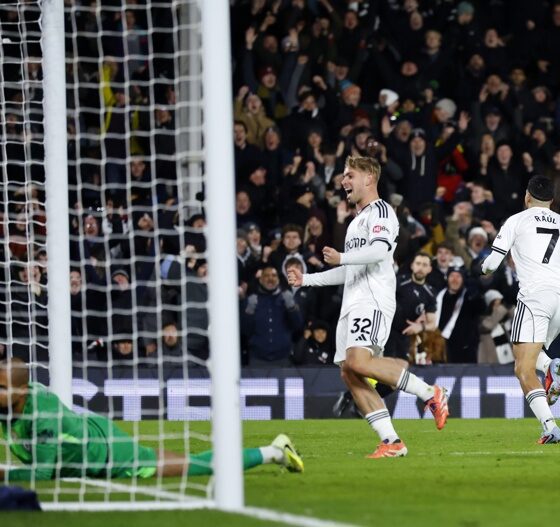 LONDON (United Kingdom), 07/01/2026.- Fulhams Raul Jimenez (R) celebrates after scoring the 1-0 goal during the English Premier League soccer match between Fulham FC and Chelsea FC, in London, Britain, 07 January 2026. (Reino Unido, Londres) EFE/EPA/TOLGA AKMEN EDITORIAL USE ONLY. No use with unauthorized audio, video, data, fixture lists, club/league logos, 'live' services or NFTs. Online in-match use limited to 120 images, no video emulation. No use in betting, games or single club/league/player publications.