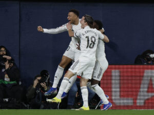 VILLARREAL, 24/01/2026.- El delantero francés del Real Madrid Kylian Mbappé (i) celebra su gol durante el partido de la jornada 21 de LaLiga que Villarreal CF y Real Madrid disputan hoy sábado en el estadio de La Cerámica. EFE/Kai Forsterling