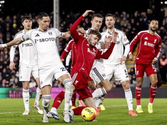 LONDON (United Kingdom), 04/01/2026.- Sasa Lukic of Fulham (L) in action against Conor Bradley of Liverpool (C) during the English Premier League match between Fulham FC and Liverpool FC, in London, Britain, 04 January 2026. (Reino Unido, Londres) EFE/EPA/DAVID CLIFF EDITORIAL USE ONLY. No use with unauthorized audio, video, data, fixture lists, club/league logos, 'live' services or NFTs. Online in-match use limited to 120 images, no video emulation. No use in betting, games or single club/league/player publications.
