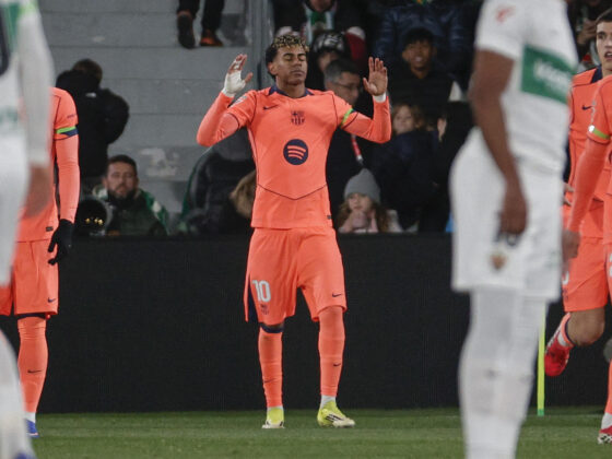 ELCHE (ALICANTE), 31/01/2026.- El delantero del FC Barcelona Lamine Yamal celebra tras marcar el 1-0 durante el encuentro correspondiente a la jornada 22 de la Liga EA Sports que disputan este sábado Elche y FC Barcelona en el estadio Martínez Valero, en la localidad alicantina. EFE/ Manuel Bruque