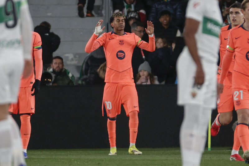 ELCHE (ALICANTE), 31/01/2026.- El delantero del FC Barcelona Lamine Yamal celebra tras marcar el 1-0 durante el encuentro correspondiente a la jornada 22 de la Liga EA Sports que disputan este sábado Elche y FC Barcelona en el estadio Martínez Valero, en la localidad alicantina. EFE/ Manuel Bruque
