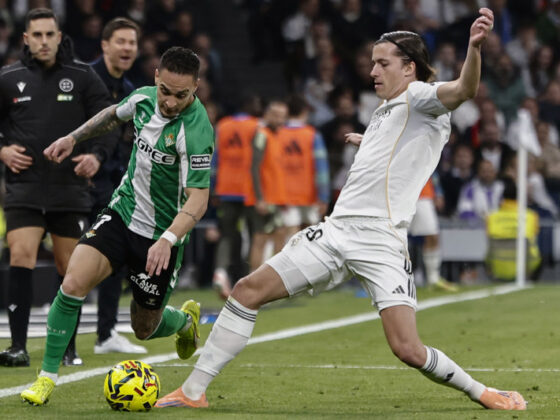MADRID, 04/01/2026.- El defensa del Real Madrid Álvaro Carreras (d) pelea un balón con el delantero brasileño del Betis Antony durante el partido de LaLiga entre el Real Madrid y el Betis, este domingo en el estadio Santiago Bernabéu. EFE/Sergio Pérez