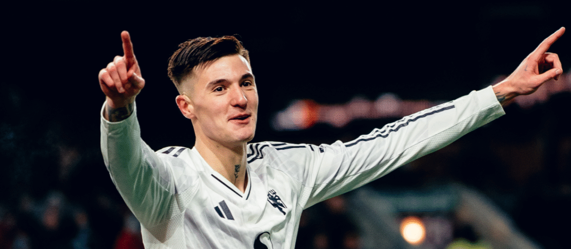 Benjamin Sesko remata. Foto en X de @Man Utd