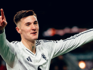 Benjamin Sesko remata. Foto en X de @Man Utd