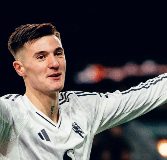 Benjamin Sesko remata. Foto en X de @Man Utd