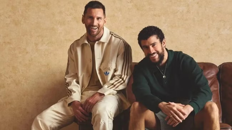Lionel Messi y Bad Bunny posando para una colaboración de Adidas. Foto: Récord