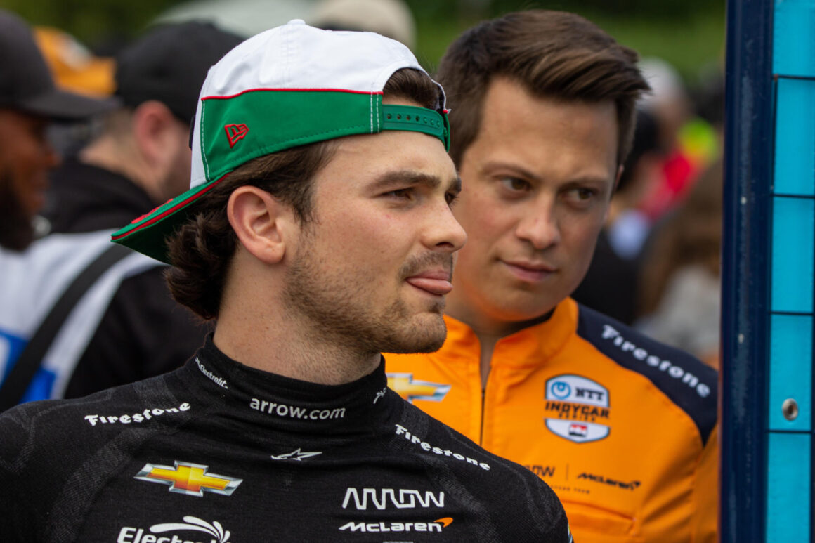 Fotografía de Julio César Rivas, en la que puede verse en una imagen de archivo del 21 de julio de 2024 al piloto mexicano Pato O'Ward, durante una prueba de IndyCar. EFE