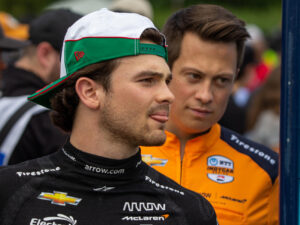 Fotografía de Julio César Rivas, en la que puede verse en una imagen de archivo del 21 de julio de 2024 al piloto mexicano Pato O'Ward, durante una prueba de IndyCar. EFE