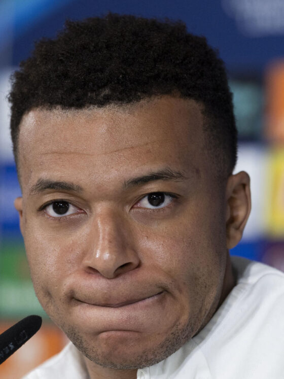 El delantero del Real Madrid, Kylian Mbappé durante la rueda de prensa tras el entrenamiento del equipo de este lunes en Valdebebas previo al partido de Liga de Campeones contra el AS Mónaco. EFE/Sergio Pérez