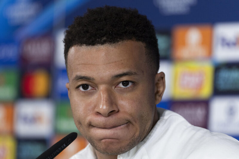 El delantero del Real Madrid, Kylian Mbappé durante la rueda de prensa tras el entrenamiento del equipo de este lunes en Valdebebas previo al partido de Liga de Campeones contra el AS Mónaco. EFE/Sergio Pérez