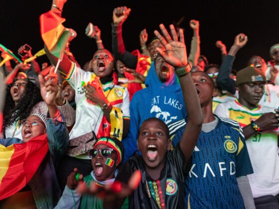 Aficionados senegaleses celebran en Dakar la victoria de su selección ante Marruecos en la final de la Copa África. EFE/EPA/JEROME FAVRE