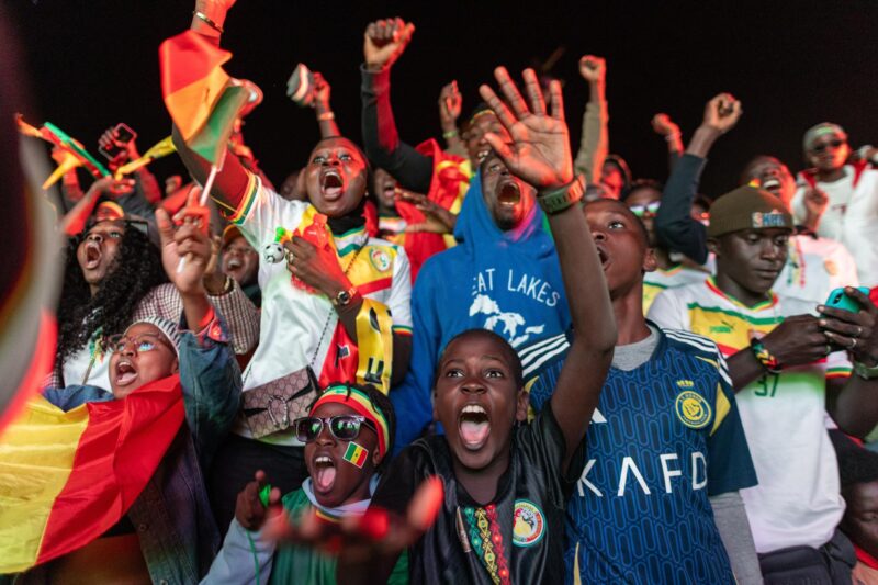Aficionados senegaleses celebran en Dakar la victoria de su selección ante Marruecos en la final de la Copa África. EFE/EPA/JEROME FAVRE
