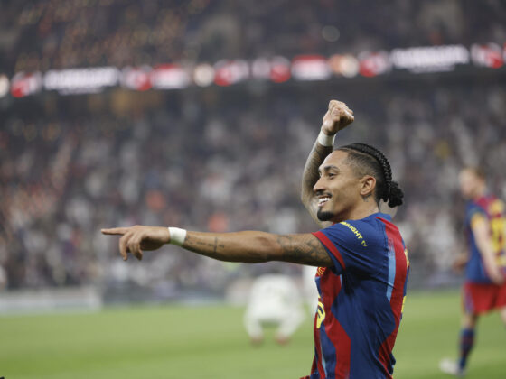 El delantero del FC Barcelona Raphinha celebra tras marcar el 1-0 durante la final de la Supercopa de España entre el FC Barcelona y el Real Madrid, este domingo en el estadio Ciudad Deportiva del Rey Abdalá de Yeda (Arabia Saudí). EFE/ Kai Försterling