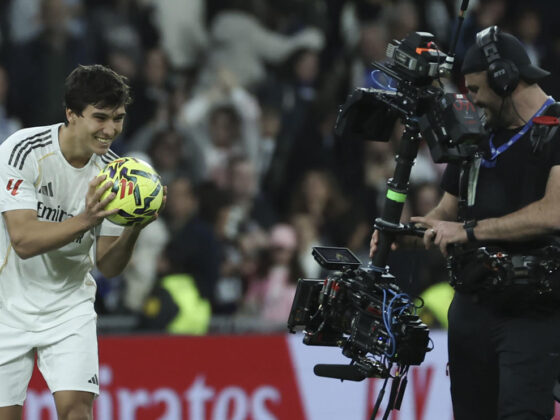 El delantero del Real Madrid Gonzalo García se lleva el balón tras marcar tres goles en el partido de LaLiga entre el Real Madrid y el Betis, este domingo en el estadio Santiago Bernabéu. EFE/ Kiko Huesca