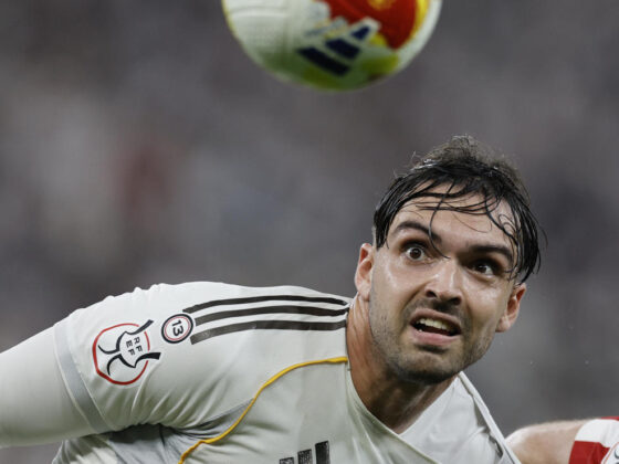 Imagen de archivo del defensa del Real Madrid Raúl Asencio, del que este viernes se descartó que sufriese alguna lesión tras el partido de semifinales de la Supercopa de España frente al Atlético de Madrid. EFE/Kai Forsterling/Archivo