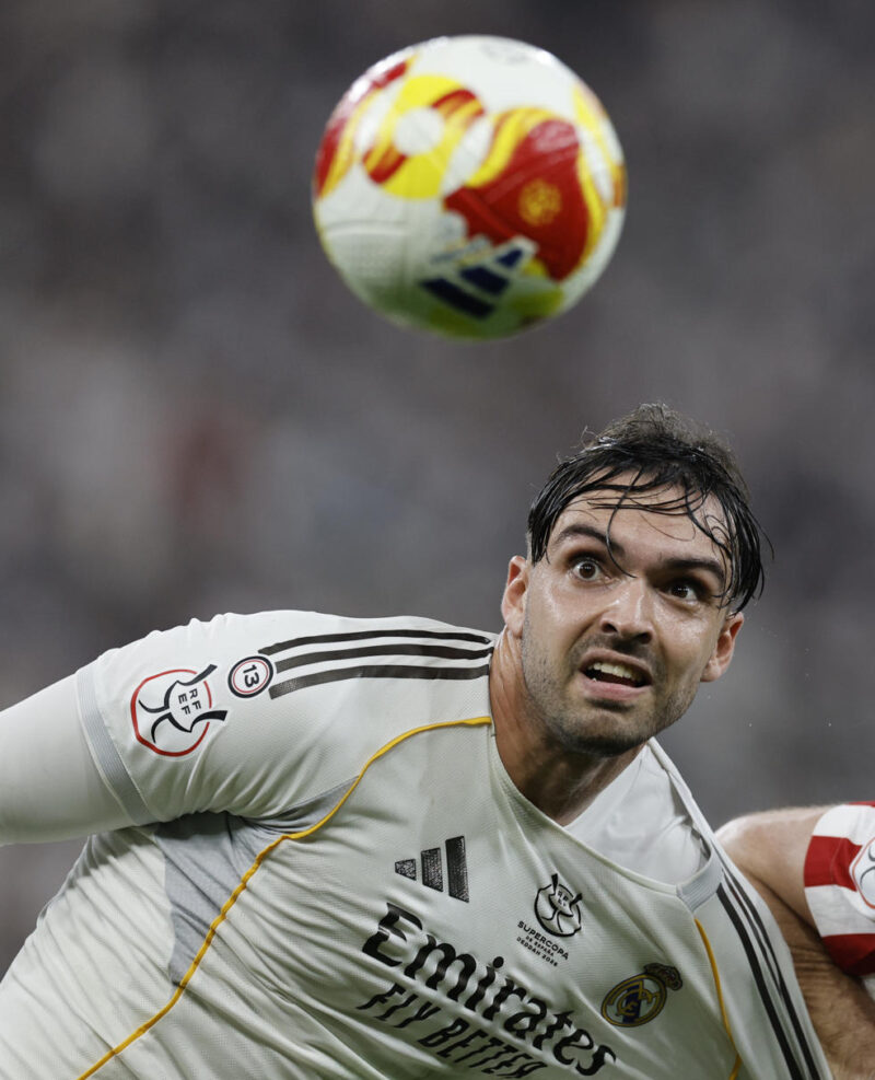 Imagen de archivo del defensa del Real Madrid Raúl Asencio, del que este viernes se descartó que sufriese alguna lesión tras el partido de semifinales de la Supercopa de España frente al Atlético de Madrid. EFE/Kai Forsterling/Archivo