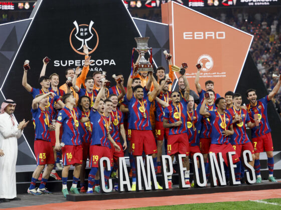 Los jugadores del FC Barcelona levantan el trofeo de campeón tras la final de la Supercopa de España entre el FC Barcelona y el Real Madrid, este domingo en el estadio Ciudad Deportiva del Rey Abdalá de Yeda (Arabia Saudí). EFE/ Kai Försterling