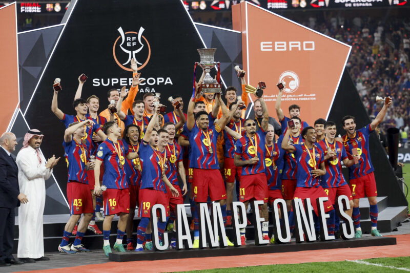 Los jugadores del FC Barcelona levantan el trofeo de campeón tras la final de la Supercopa de España entre el FC Barcelona y el Real Madrid, este domingo en el estadio Ciudad Deportiva del Rey Abdalá de Yeda (Arabia Saudí). EFE/ Kai Försterling
