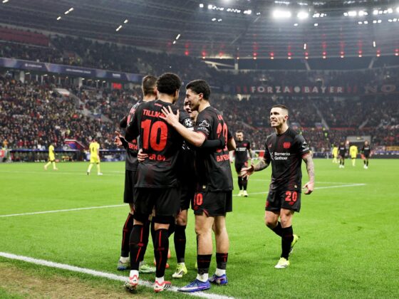 El jugador del Leverkusen Malik Tillman (C) celebra un gol durante el partido de la UEFA Champions entre Bayer 04 Leverkusen y Villarreal CF, en Leverkusen, Alemania. EFE/EPA/FRIEDEMANN VOGEL