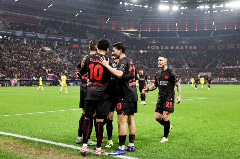 El jugador del Leverkusen Malik Tillman (C) celebra un gol durante el partido de la UEFA Champions entre Bayer 04 Leverkusen y Villarreal CF, en Leverkusen, Alemania. EFE/EPA/FRIEDEMANN VOGEL