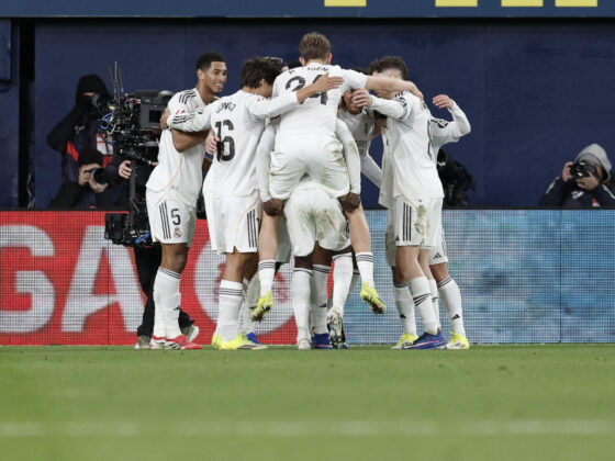 El delantero francés del Real Madrid Kylian Mbappé celebra con sus compañeros su segundo gol en el partido disputado el pasado sábado ante el Villarreal CF. EFE/Kai Forsterling