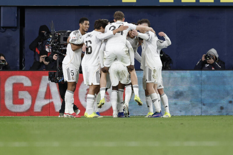 El delantero francés del Real Madrid Kylian Mbappé celebra con sus compañeros su segundo gol en el partido disputado el pasado sábado ante el Villarreal CF. EFE/Kai Forsterling