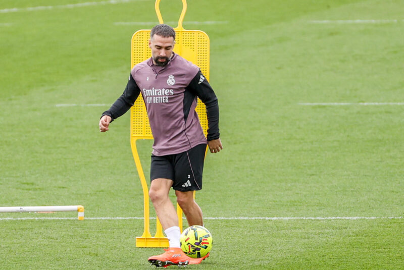 ¡Estos son los 11 cracks que aún no tienen equipo! El defensa del Real Madrid Dani Carvajal, durante el entrenamiento en la Ciudad Deportiva de Valdebebas para preparar el partido de Liga de mañana frente al Real Betis. EFE/Kiko Huesca