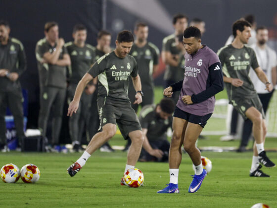 El delantero francés del Real Madrid Kylian Mbappé durante un entrenamiento este sábado en Yeda, Arabia Saudí, un día antes de la final de la Supercopa de España entre el FC Barcelona y el Real Madrid. EFE/ Kai Försterling