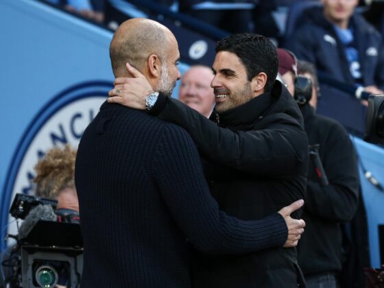 Los entrenadores del Manchester City Pep Guardiola (iz) y del Arsenal Mikel Arteta, se saludan antes de un partido de Premier League.EFE/EPA/ADAM VAUGHAN