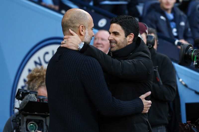 Los entrenadores del Manchester City Pep Guardiola (iz) y del Arsenal Mikel Arteta, se saludan antes de un partido de Premier League.EFE/EPA/ADAM VAUGHAN