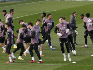 Los jugadores del Real Madrid durante el entrenamiento del equipo en la Ciudad Deportiva de Valdebebas en Madrid este viernes para preparar su enfrentamiento liguero ante el Villarreal. EFE/JJ Guillén