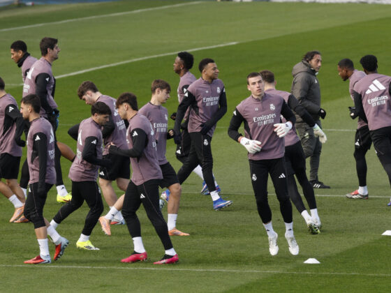 Los jugadores del Real Madrid durante el entrenamiento del equipo en la Ciudad Deportiva de Valdebebas en Madrid este viernes para preparar su enfrentamiento liguero ante el Villarreal. EFE/JJ Guillén