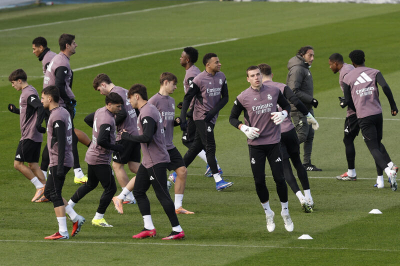 Los jugadores del Real Madrid durante el entrenamiento del equipo en la Ciudad Deportiva de Valdebebas en Madrid este viernes para preparar su enfrentamiento liguero ante el Villarreal. EFE/JJ Guillén