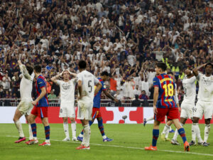 Los jugadores del Real Madrid se lamenta de una última ocasión fallada durante el encuentro de la final de la Supercopa de España que han disputado FC Barcelona y Real Madrid, este domingo en el estadio Ciudad Deportiva del Rey Abdalá de Yeda (Arabia Saudí). EFE/ Kai Försterling