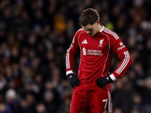 El jugador del Liverpool Florian Wirtz lamenta la decisión del VAR en el 1-1 durante el partido de la Premier League que han jugado Fulham FC y Liverpool FC, en Londres, Reino Unido. EFE/EPA/DAVID CLIFF