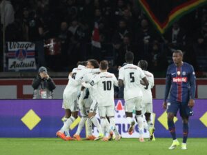 Jonathan Ikone celebra con sus compañeros el gol de la victoria del Parìs FC ante el PSG en los dieciseisavos de final de la Copa de Francia. EFE/EPA/CHRISTOPHE PETIT TESSON