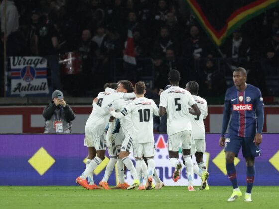 Jonathan Ikone celebra con sus compañeros el gol de la victoria del Parìs FC ante el PSG en los dieciseisavos de final de la Copa de Francia. EFE/EPA/CHRISTOPHE PETIT TESSON