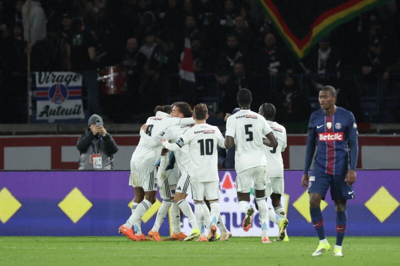 Jonathan Ikone celebra con sus compañeros el gol de la victoria del Parìs FC ante el PSG en los dieciseisavos de final de la Copa de Francia. EFE/EPA/CHRISTOPHE PETIT TESSON