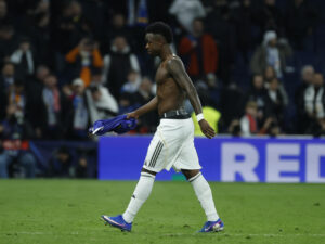 El delantero brasileño del Real Madrid Vinicius Jr. al finalizar el encuentro de primera ronda de Liga de Campeones que Real Madrid y AS Mónaco disputaron en el estadio Santiago Bernabéu, en Madrid. EFE/ Juanjo Martín