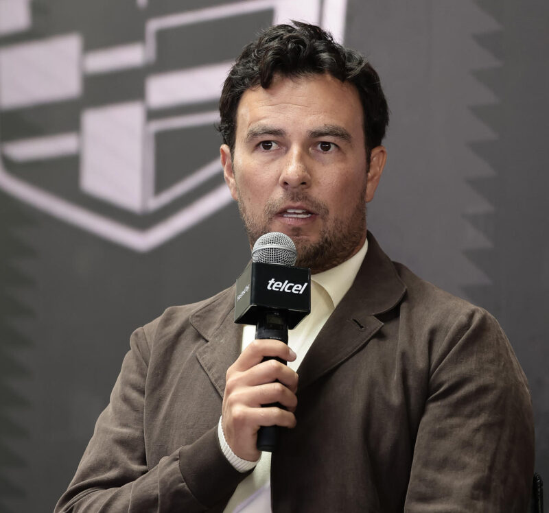 El piloto del equipo Cadillac de Fórmula 1, Sergio Pérez, habla durante una rueda de prensa en Ciudad de México (México). Fotografía de archivo. EFE/José Méndez
