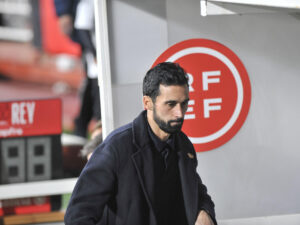 El entrenador del Real Madrid Álvaro Arbeloa durante el partido de octavos de final de la Copa del Rey que Albacete Balompié y Real Madrid disputaron en el estadio Carlos Belmonte. EFE/Manu