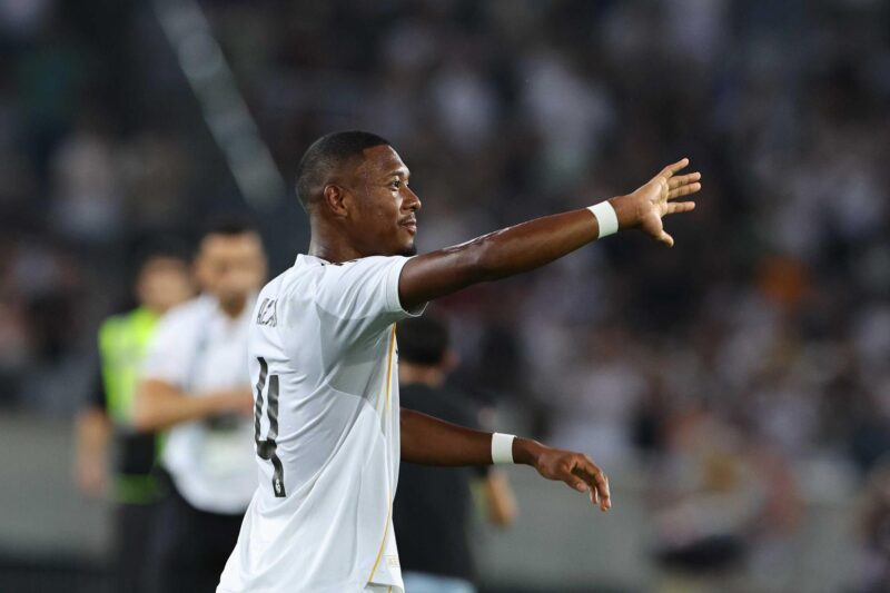 ¡Estos son los 11 cracks que aún no tienen equipo! Fotografía de Anna Szilagyi, en la que puede verse en una imagen de archivo del 12 de agosto de 2025 al futbolista austríaco del Real Madrid David Alaba. EFE