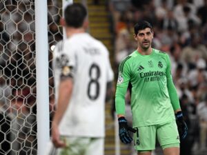 El guardameta del Real Madrid Thibaut Courtois durante la semifinal de la Supercopa de España entre el Atlético de Madrid y el Real Madrid, este jueves en el Estadio Rey Abdullah, en Yeda. EFE/EPA/STR