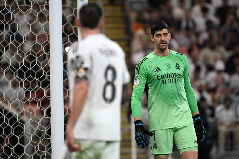 El guardameta del Real Madrid Thibaut Courtois durante la semifinal de la Supercopa de España entre el Atlético de Madrid y el Real Madrid, este jueves en el Estadio Rey Abdullah, en Yeda. EFE/EPA/STR