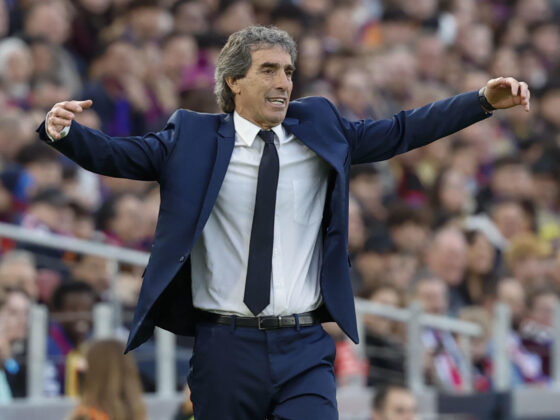 El entrenador del Real Oviedo, Guillermo Almada, durante el partido de LaLiga disputado entre el FC Barcelona y el Real Oviedo este domingo en el Camp Nou en Barcelona. EFE/Andreu Dalmau
