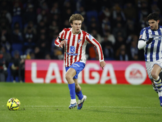 El centrocampista del Atlético de Madrid Pablo Barrios (i) se escapa de Gonçalo Guedes, de la Real Sociedad, durante el partido de la jornada 18 de LaLiga que Real Sociedad y Atlético de Madrid disputaron en el estadio de Anoeta. EFE/Juan Herrero